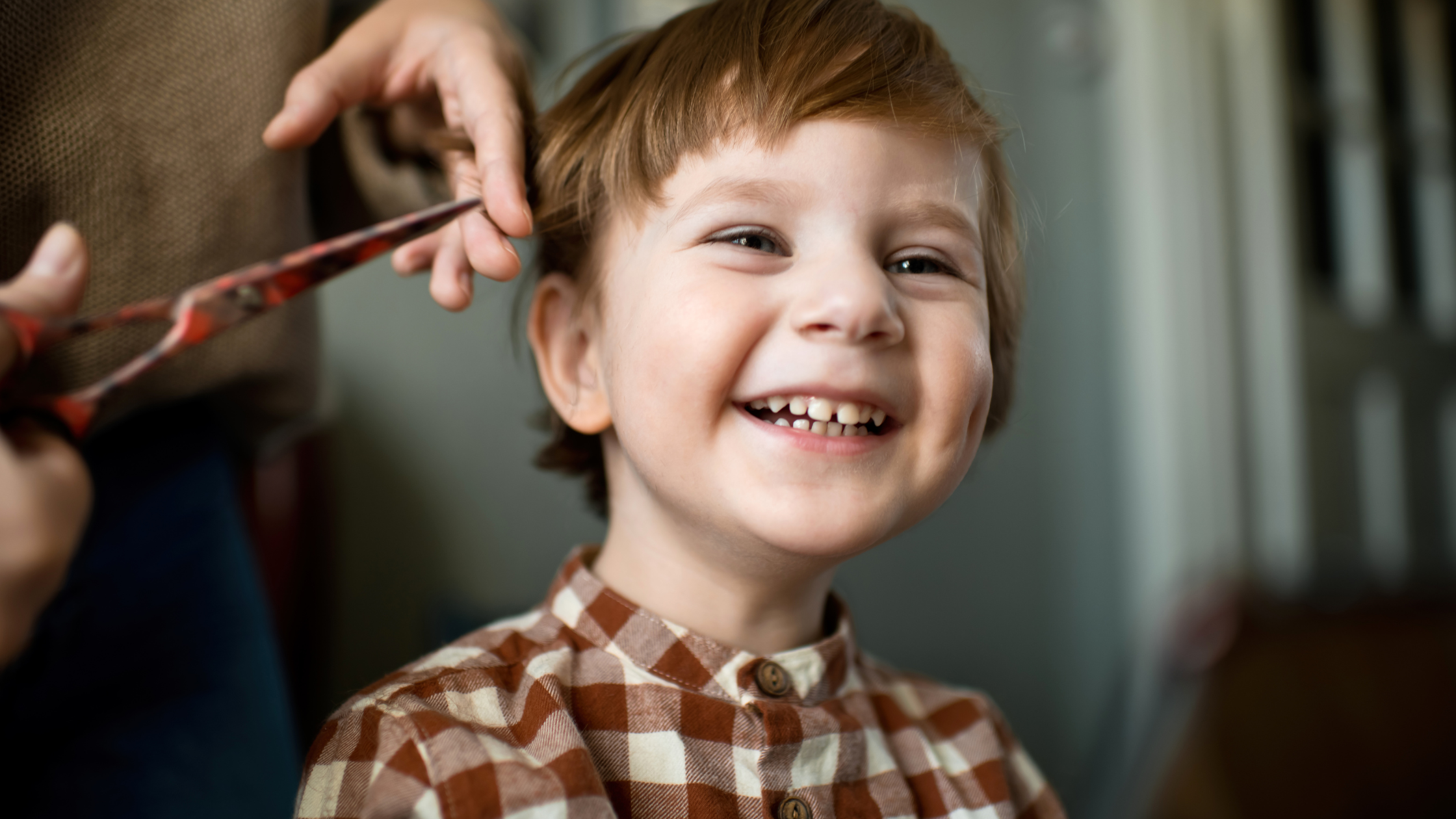 Pourquoi est-il important de couper régulièrement les pointes des cheveux de mon enfant ? ✂️👶