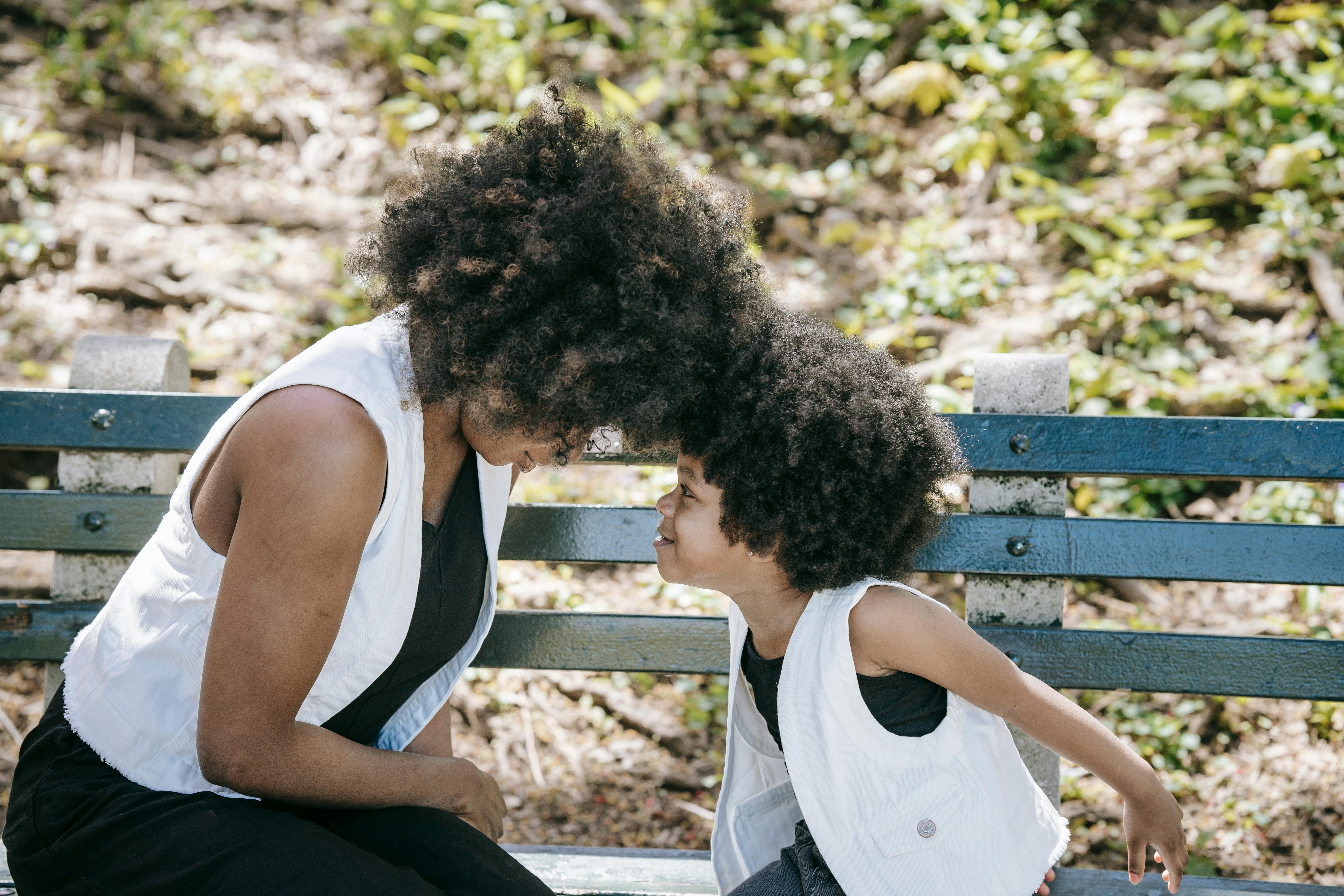 Prendre soin des cheveux crépus de vos enfants : conseils et astuces