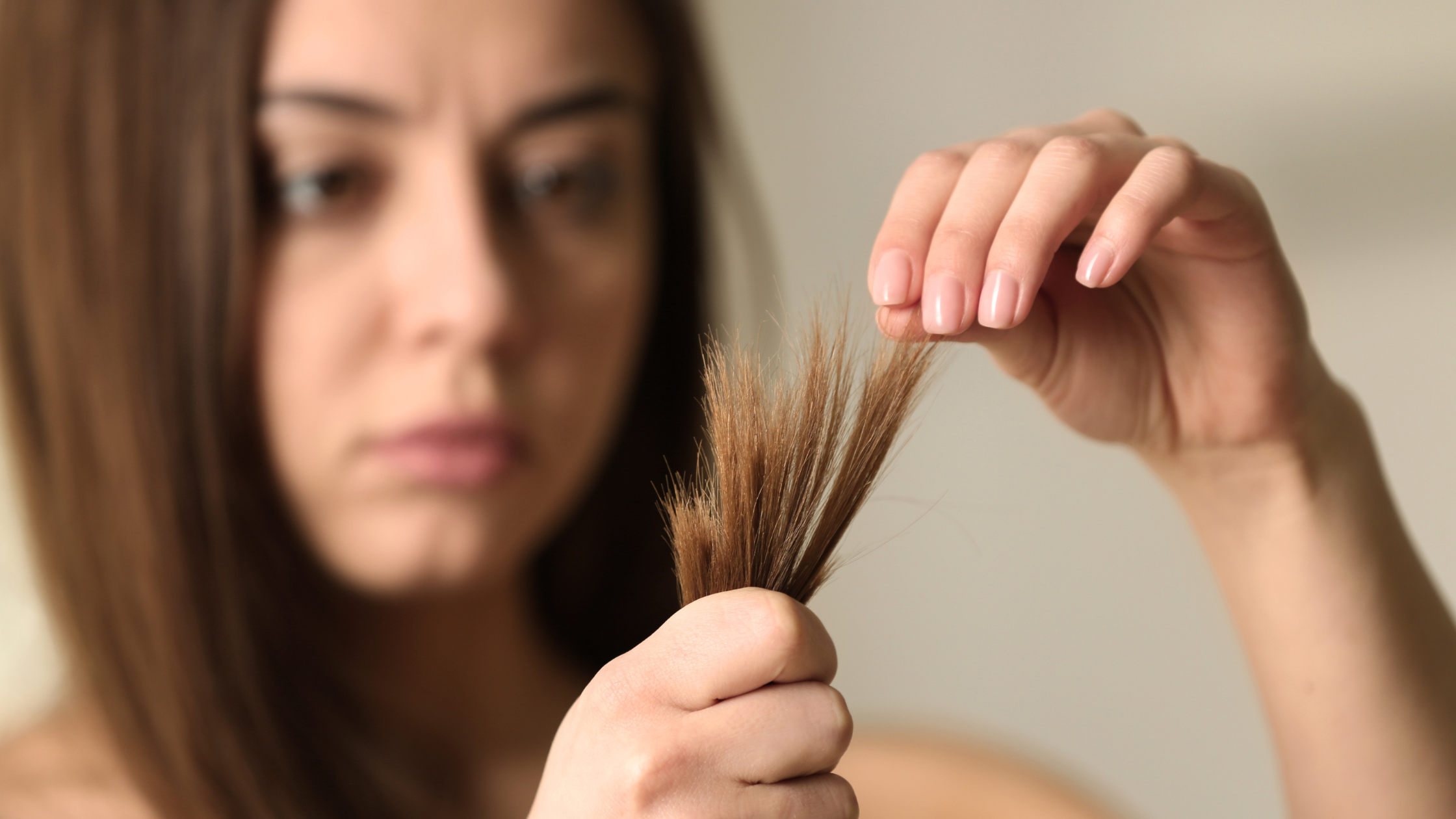 Comment prévenir et traiter les pointes fourchues naturellement ? ✨💇‍♀️